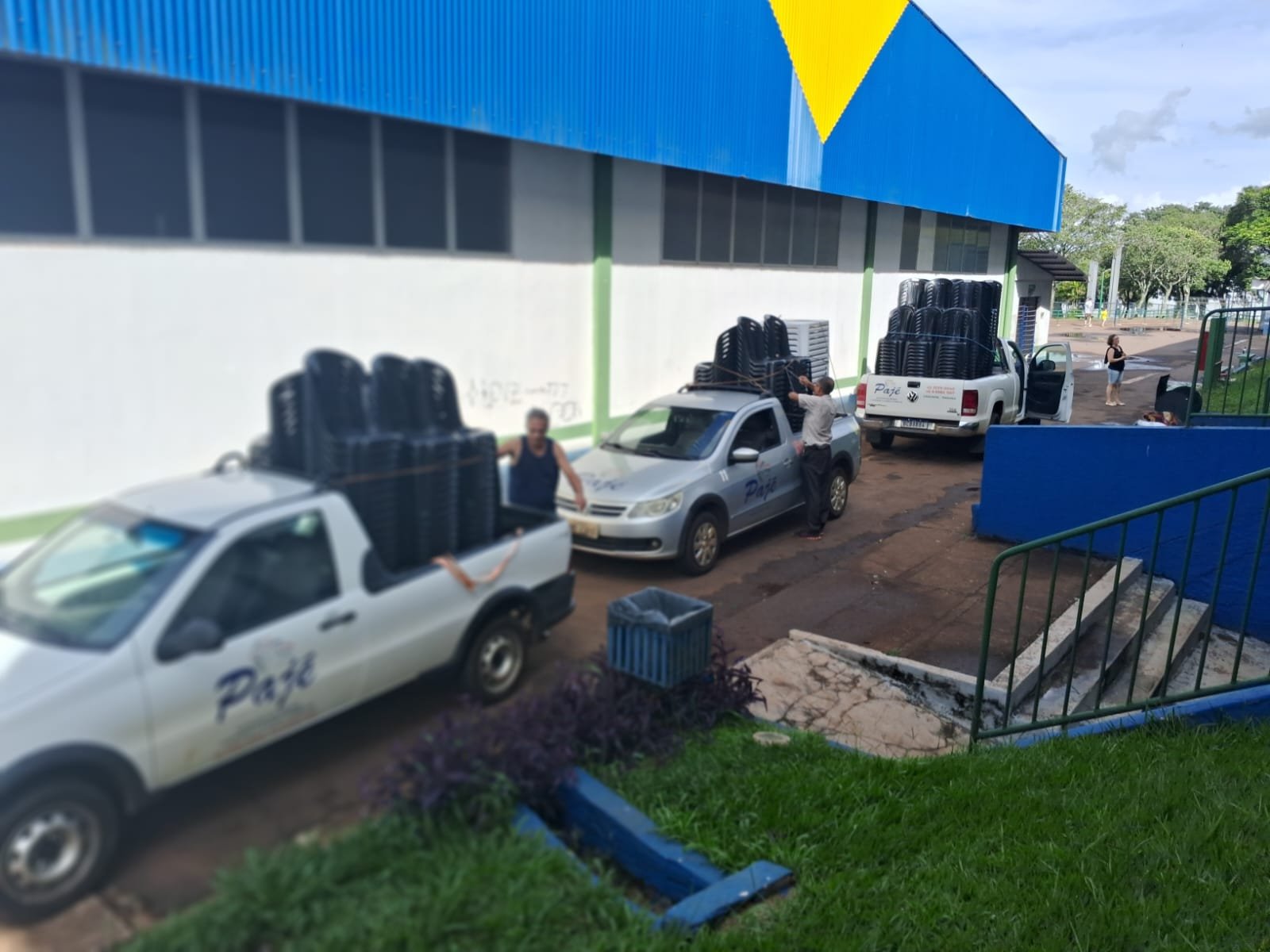 Cadeiras organizadas no galpão