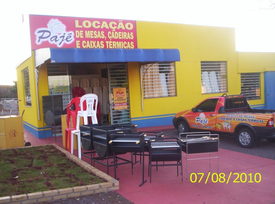 Frente da loja com faixa de locação